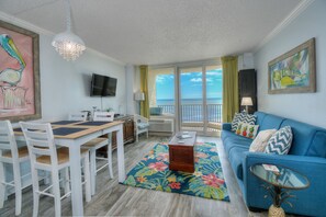 Deluxe Condo, 1 Bedroom, Ocean View, Oceanfront (1007) | Área de estar | TV, DVD player