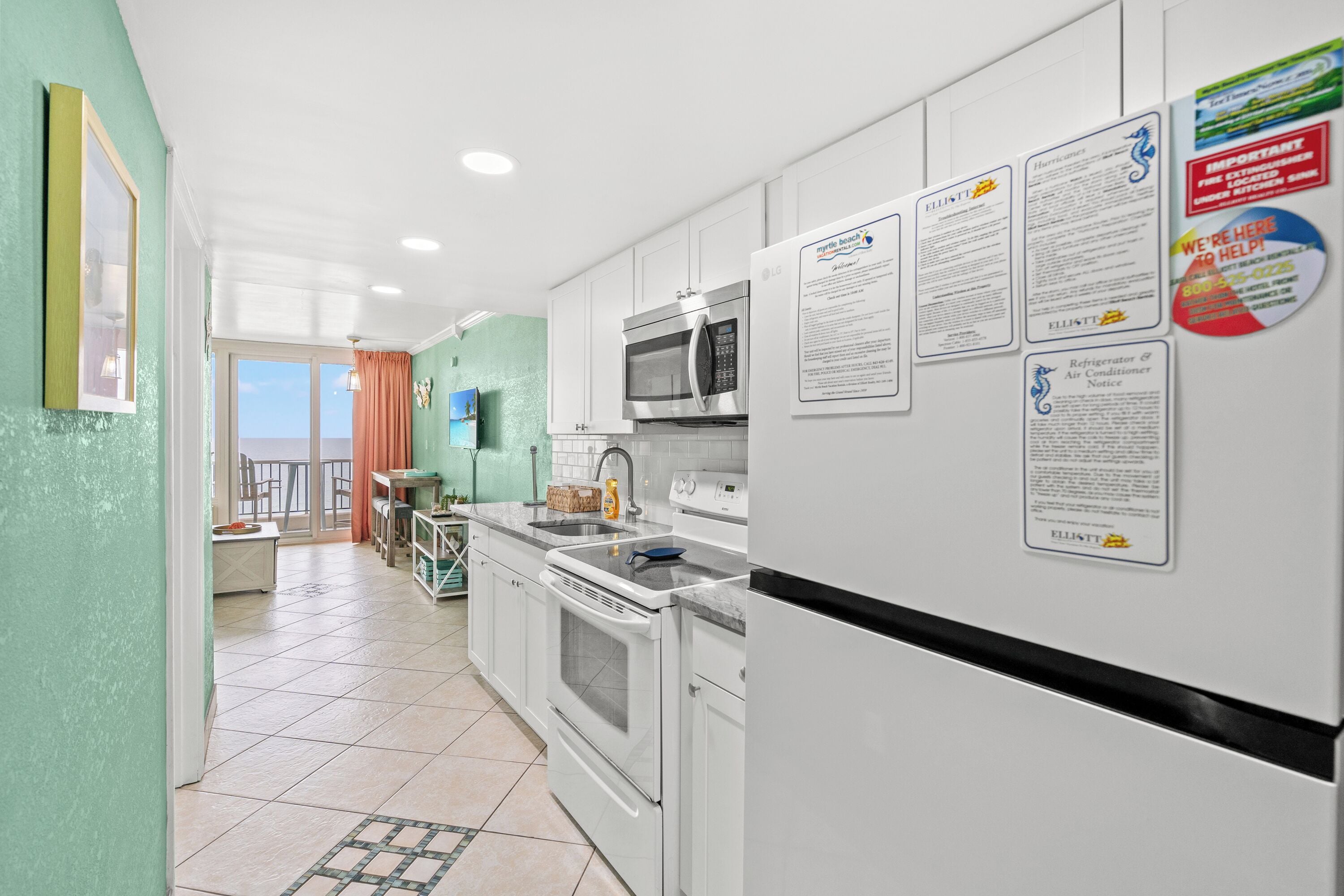 Condo, 1 Bedroom, Oceanfront, Pool Access (705) | 私人廚房 | 電冰箱、微波爐、烤箱、爐台