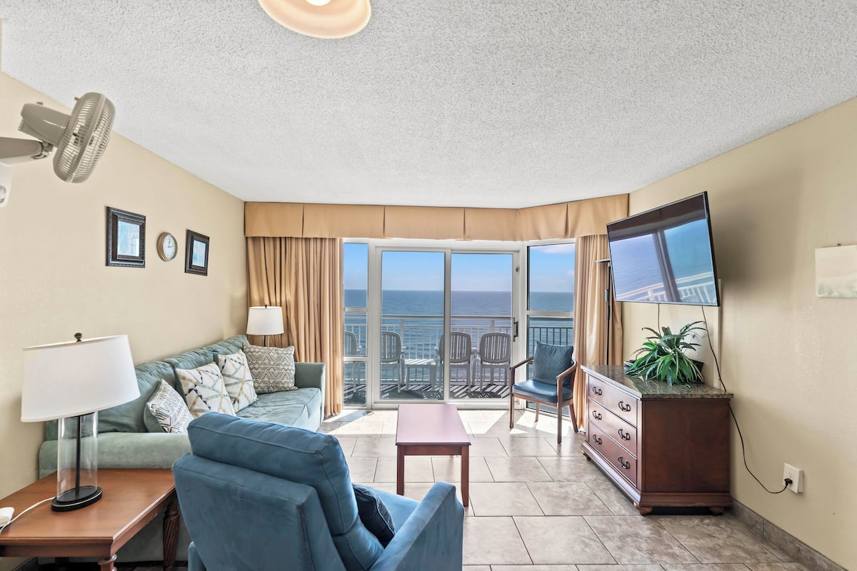 Condo, 2 Bedrooms, Balcony, Oceanfront (1732) | 거실 공간 | TV
