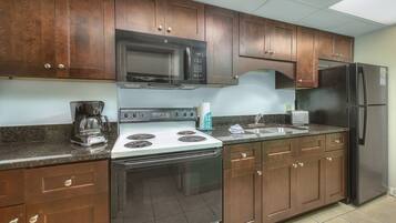 Condo, 1 phòng ngủ, ban công, sát bãi biển (442) | Bếp riêng | Tủ lạnh, lò vi sóng, lò nướng bánh mì