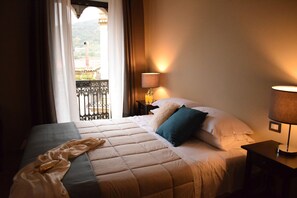 Habitación triple Confort, balcón (101 stone) | Edredones de plumas, minibar, caja fuerte y escritorio