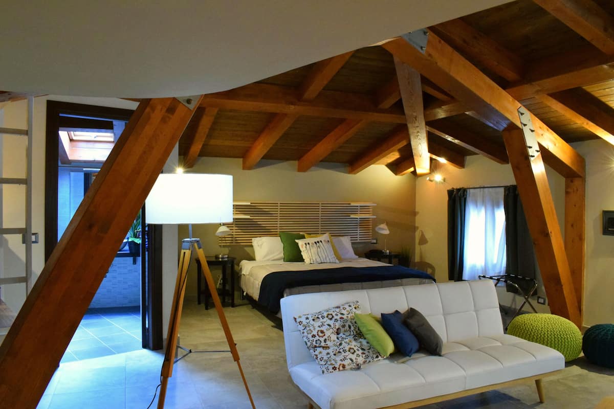 Junior Suite, 1 Bedroom, Mountain View | Gebar bulu kapas, bar mini, peti besi dalam bilik, meja