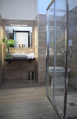 Comfort driepersoonskamer (103 Kitchen) | Badkamer | Een douche, gratis toiletartikelen, een haardroger, een bidet