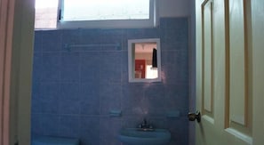 Doppelzimmer, 2 Doppelbetten | Badezimmer | Dusche, Haartrockner, Handtücher