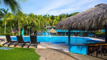 4 ulkouima-allasta avoinna 8.00–22.00, aurinkotuoleja