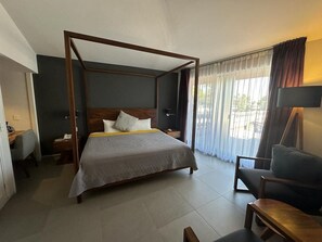 Chambre Deluxe, 1 très grand lit | Coffres-forts dans les chambres, décoration personnalisée