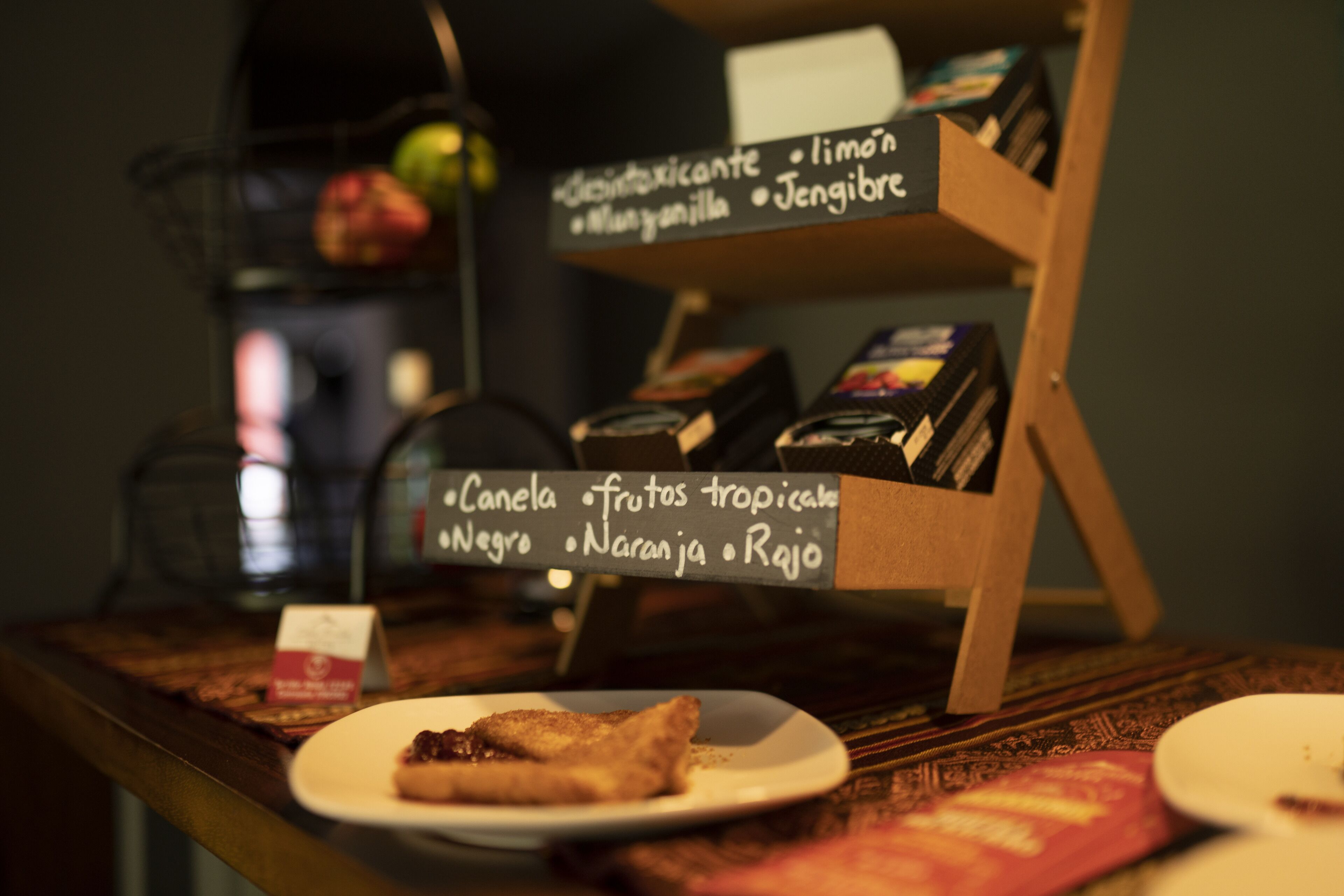Una exhibición de café con un cartel que enumera artículos como 'Canela' y 'Negro'.