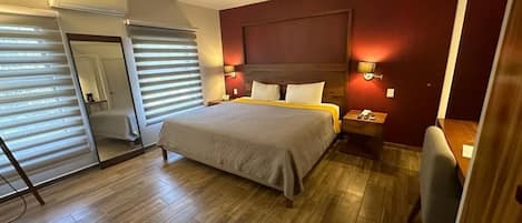 Rom – deluxe, 1 kingsize-seng | Safe på rommet, individuelt dekorert, individuelt innredet og skrivebord