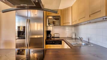 Frigorífico, microondas, placa de cocina y lavavajillas