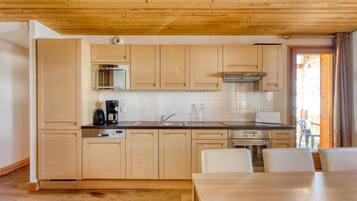 Frigorífico, microondas, horno y placa de cocina