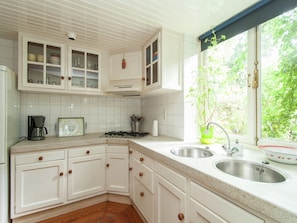 Oven, dishwasher, coffee/tea maker, high chair