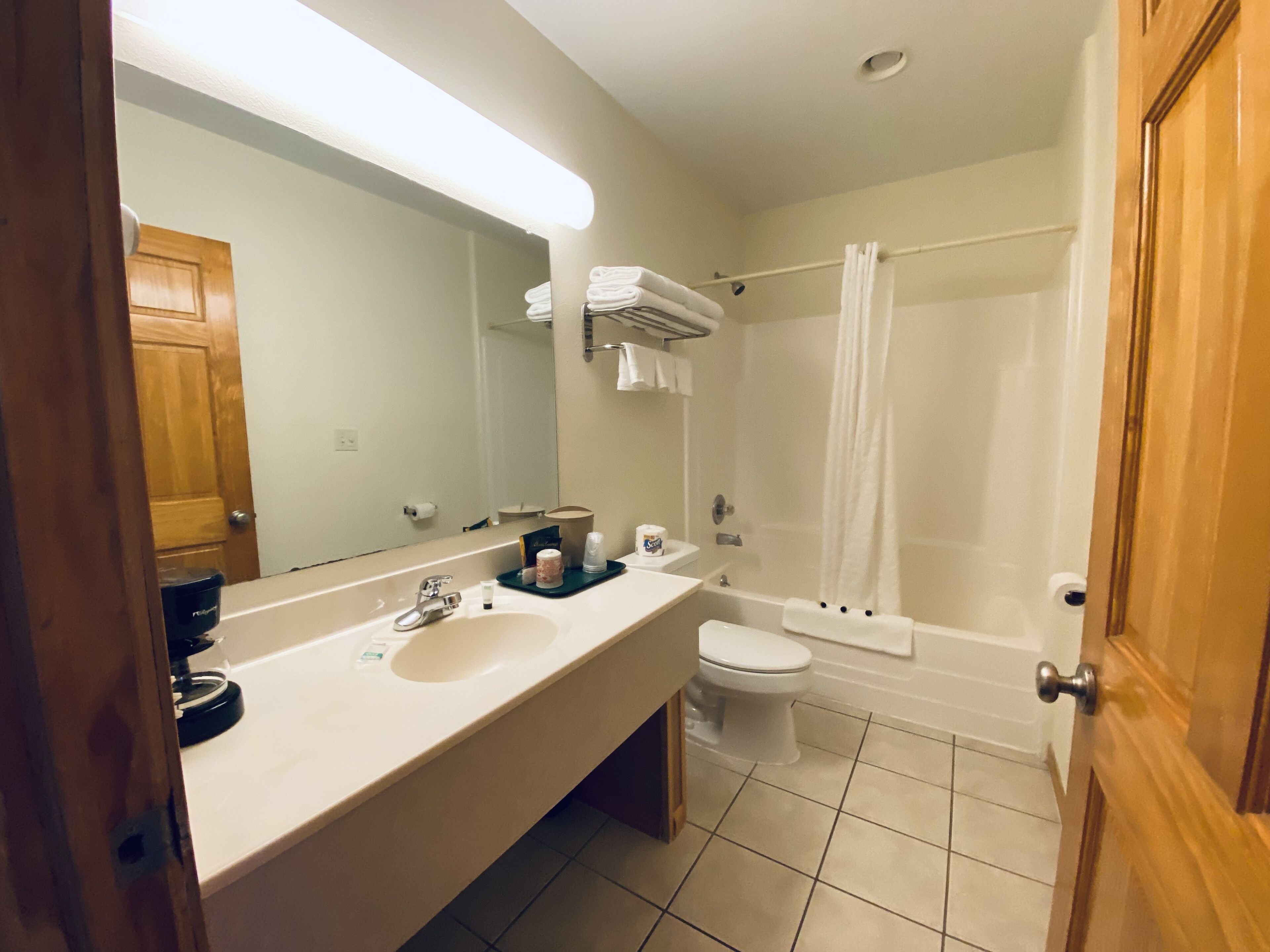 Comfort Suite, 1 King Bed | Bathroom | Combined shower/tub, free toiletries, towels