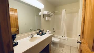 Comfort Suite, 1 King Bed | Bathroom | Combined shower/tub, free toiletries, towels