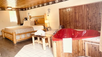 客房, 1 张特大床, 按摩浴缸 | 1 多间卧室、熨斗/熨衣板、免费 WiFi、床单