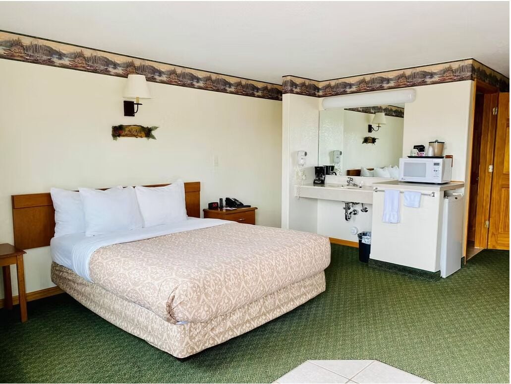 Camera Deluxe, 1 letto queen, accesso in sedia a rotelle | Ferro/asse da stiro, Wi-Fi gratuito, lenzuola