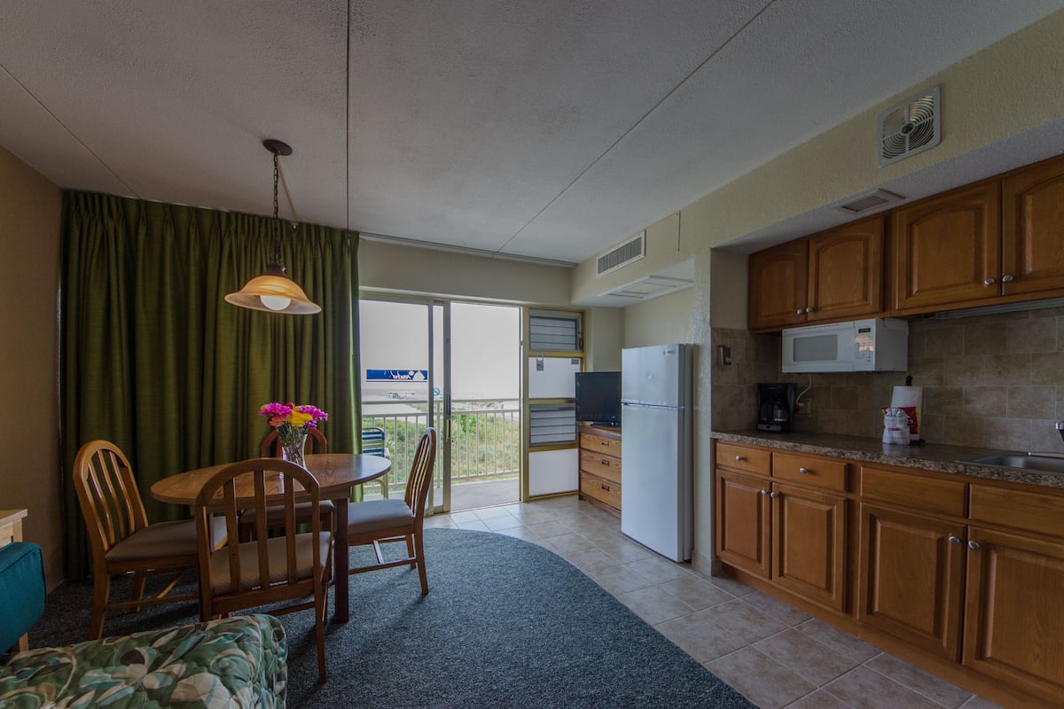 Ocean front suite with kitchen (H) | Iron/ironing board, rollaway beds, free WiFi