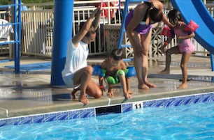 Una piscina al aire libre