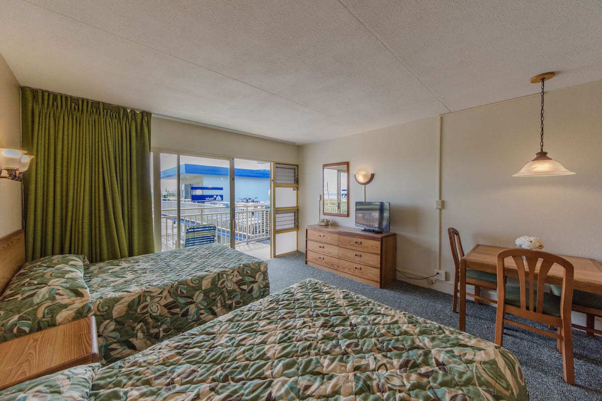 Pool front motel with kitchenette (F) | Iron/ironing board, rollaway beds, free WiFi
