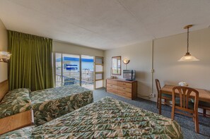 Habitación, 2 camas matrimoniales, junto a la alberca | Tabla de planchar con plancha, camas extra y wifi gratis 