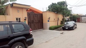 Fachada de la propiedad