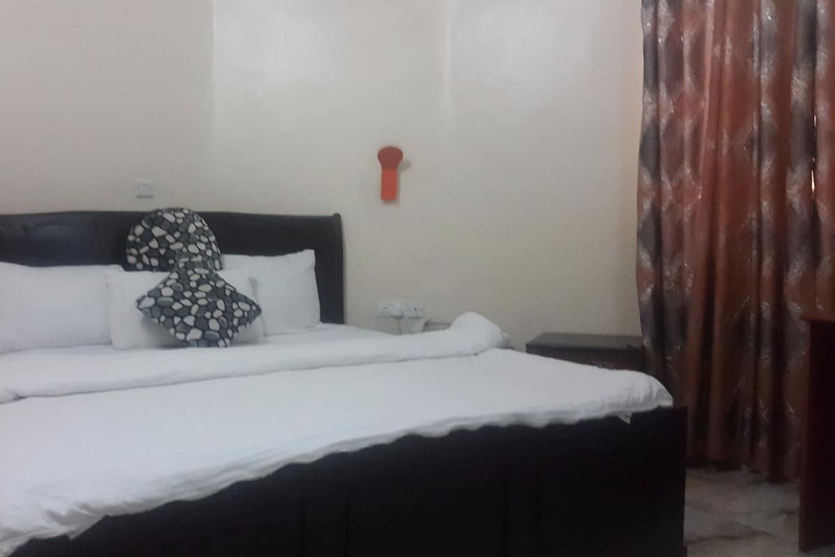 Escritorio, wifi gratis y ropa de cama