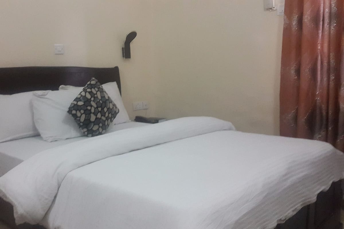 Escritorio, wifi gratis y ropa de cama