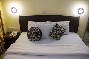 Desk, free WiFi, bed sheets - Benestar Suites (Lagos)