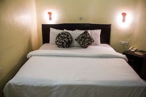 Signature Suite, 1 King Bed | Desk, free WiFi, bed sheets