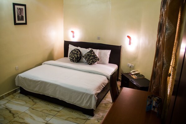 Signature Suite, 1 King Bed | Desk, free WiFi, bed sheets