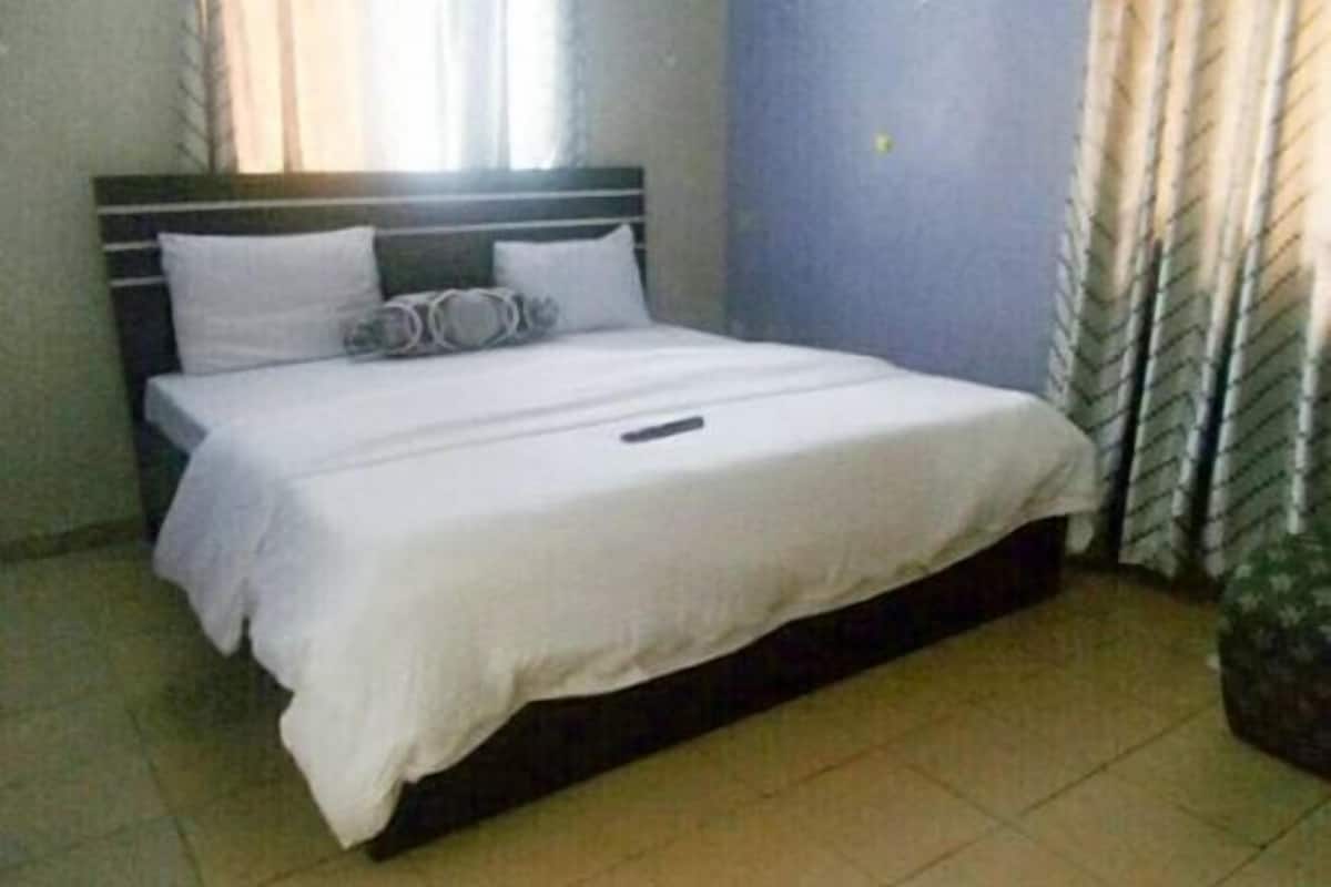 1 bedroom, Egyptian cotton sheets, premium bedding, desk
