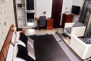 Business Room, 1 Double Bed, No View | In-room safe, free WiFi