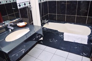 Quarto empresarial, 1 cama de casal | Banheiro | Toalhas de banho 