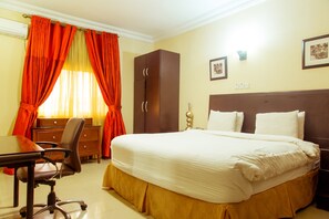 1 غرفة نوم وأغطية فراش متميزة وخزنة داخل الغرفة ومكتب