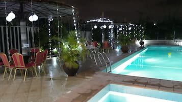 Bar junto a la piscina
