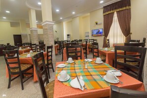 S'hi serveixen esmorzars, dinars i plats de cuina local i internacional 