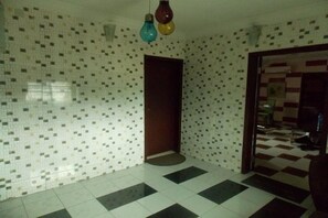 Bureau, espace de travail pour ordinateur portable, Wi-Fi gratuit