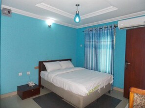 Bureau, espace de travail pour ordinateur portable, Wi-Fi gratuit