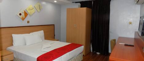 Habitación estándar, 1 habitación | Caja fuerte, escritorio, ropa de cama y accesible en silla de ruedas