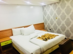 Executive Room | In-room safe, desk, bed sheets, wheelchair access