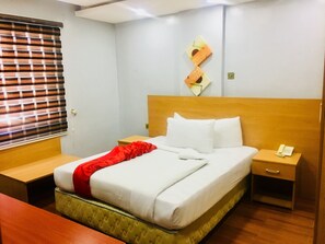 スタンダード ルーム 1 ベッドルーム | セーフティボックス (室内)、デスク、ベッドシーツ、車椅子でアクセスできる設備