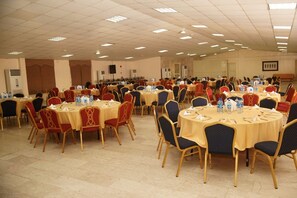 Café da manhã com buffet todos os dias mediante uma taxa