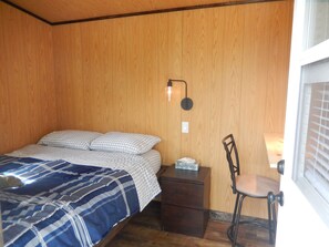 客房内保险箱、办公桌、免费 WiFi、床单