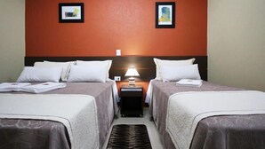 A hotel room with two beds, a nightstand with a lamp, and two framed pictures on the wall. - Pousada Recanto Solar dos Passaros (Olímpia)