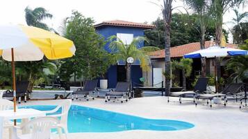 สระว่ายน้ำกลางแจ้ง