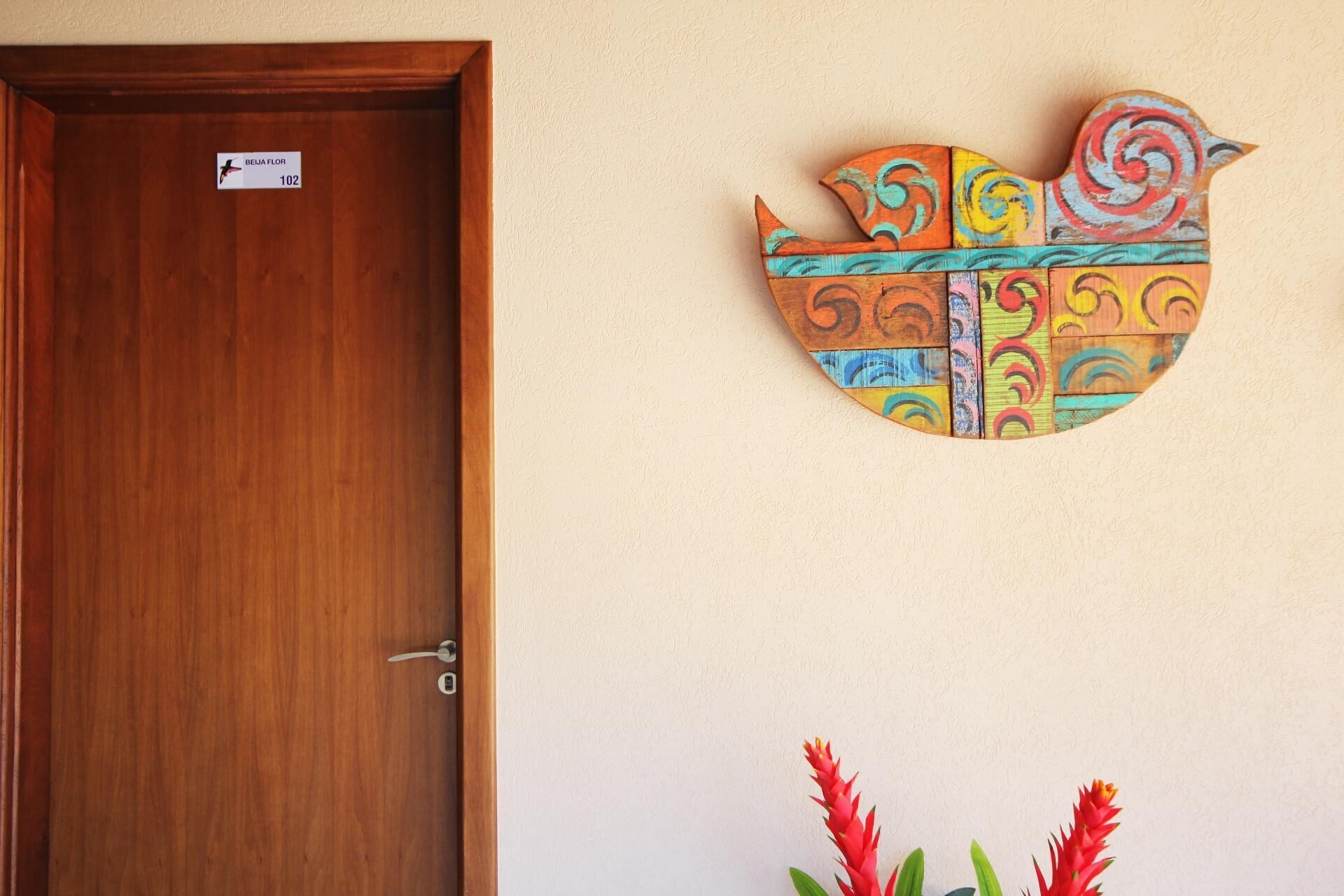 A wooden door with a sign reading "BEJA FLOR 102".