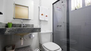 Suite | Bathroom | Shower, free toiletries, hair dryer, towels