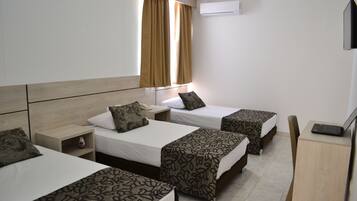 Habitación triple superior | Minibar, caja de seguridad en la habitación y escritorio