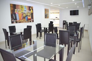 供应早餐和午餐，地区菜