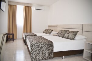 Minibar, caja de seguridad en la habitación y escritorio 