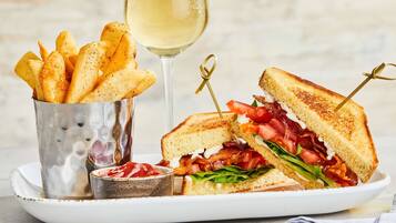 Se sirven desayunos y cenas, cocina americana